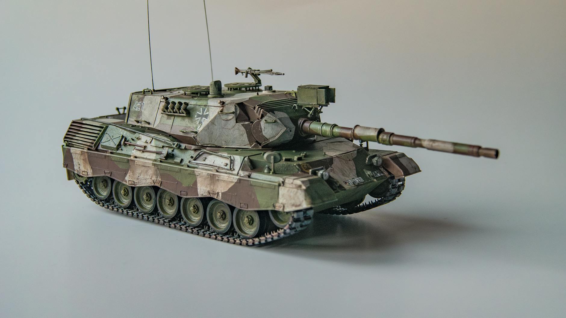 Model czołgu w kamuflażu, zbliżenie na detale pancerza