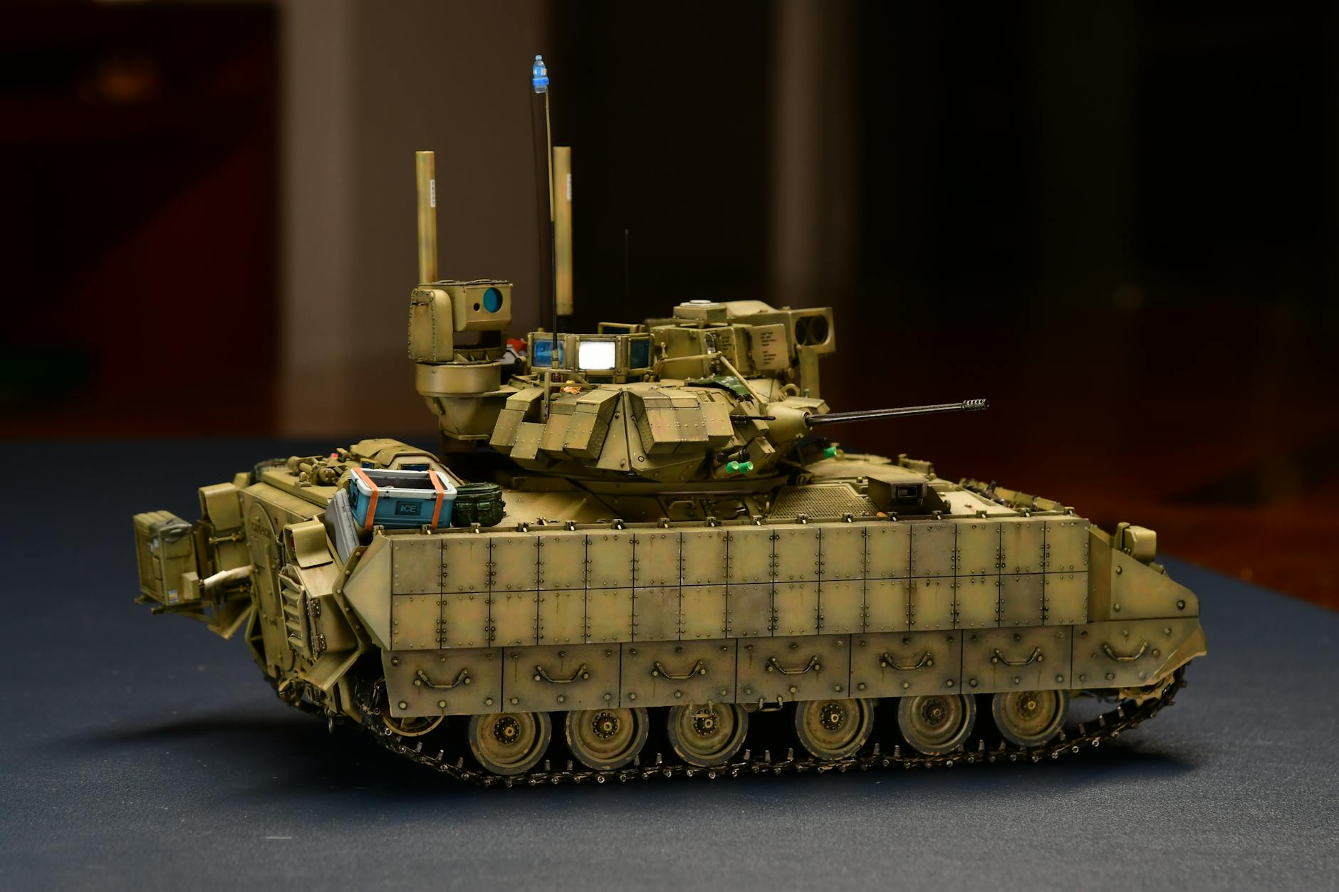 Modelowy opancerzony wóz rozpoznawczy z detalami pancerza