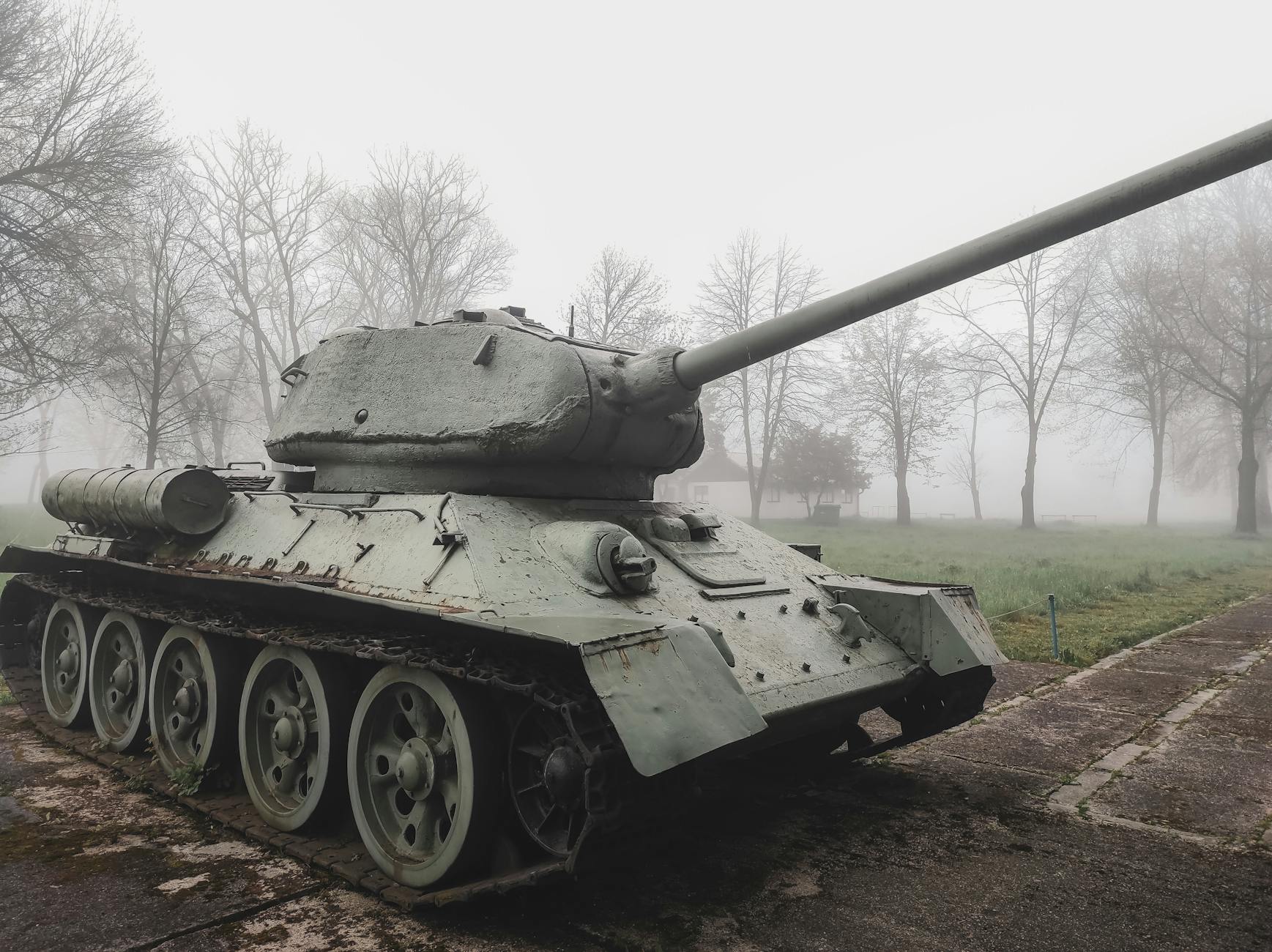Radziecki czołg T-34 na zimowym, mglistym tle drzew