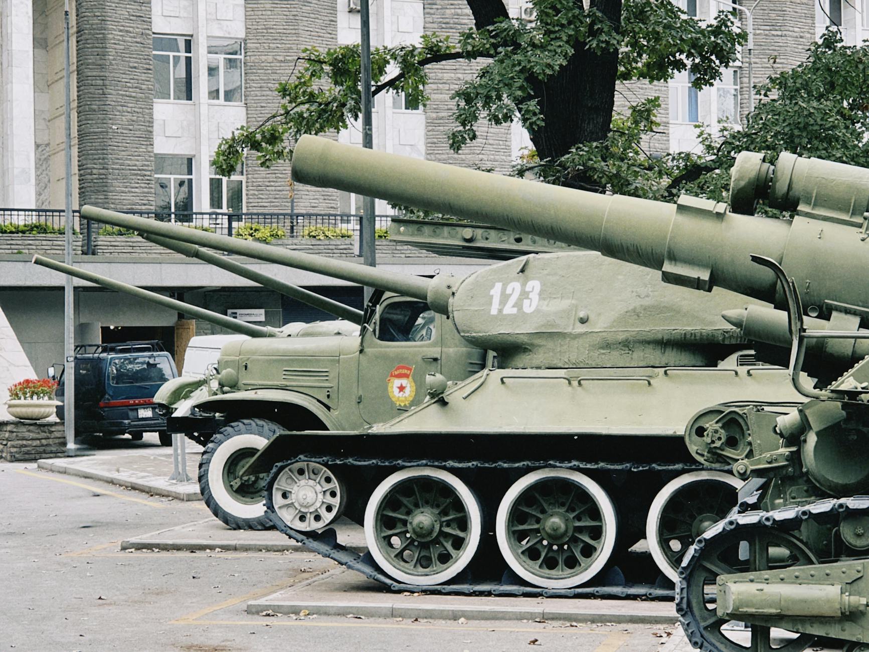 Radzieckie czołgi z epoki zimnej wojny na ekspozycji plenerowej