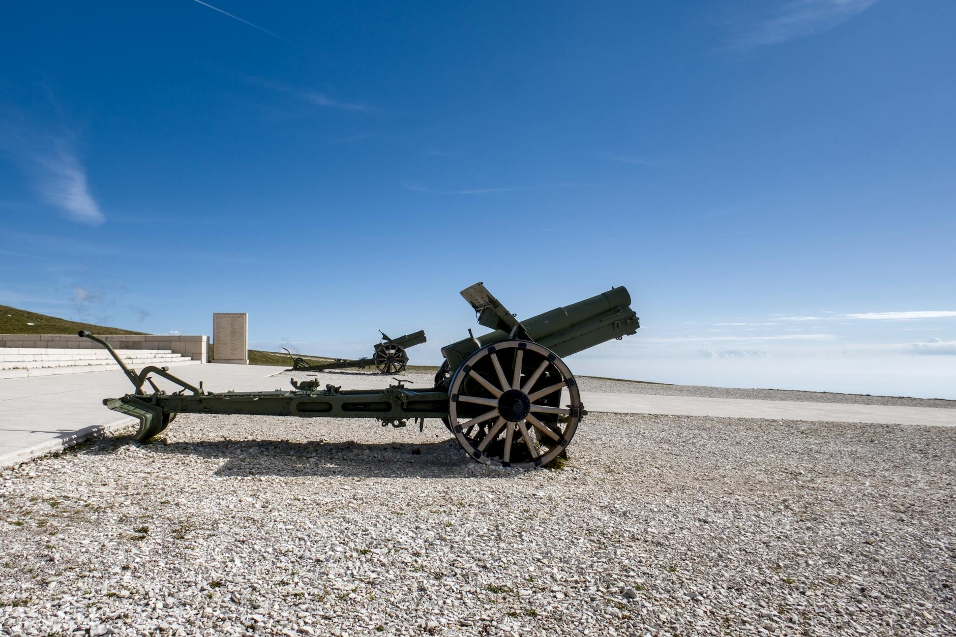 Zabytkowa armata artyleryjska na ekspozycji plenerowej we Włoszech