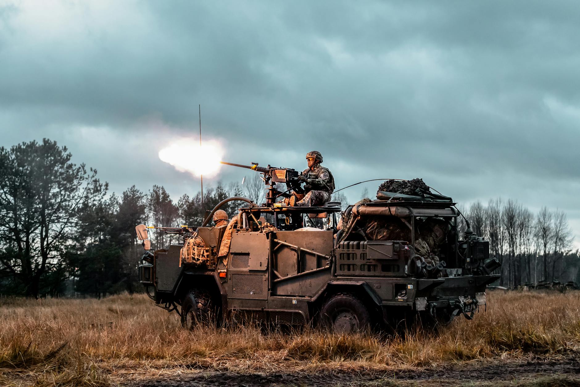 Żołnierz przy karabinie maszynowym na wojskowym pojeździe na poligonie