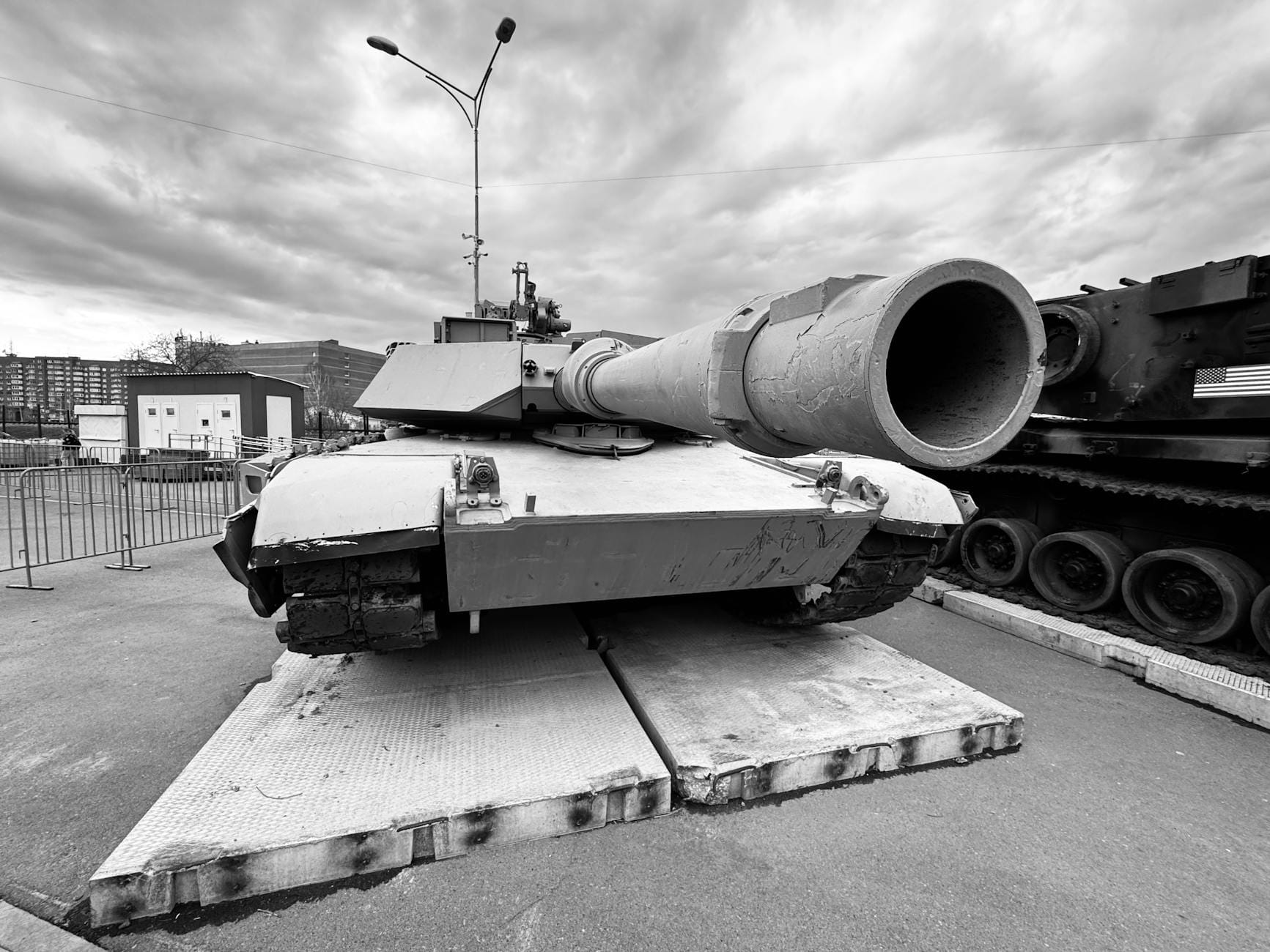 Czołg na zewnątrz w monochromatycznym ujęciu z boku