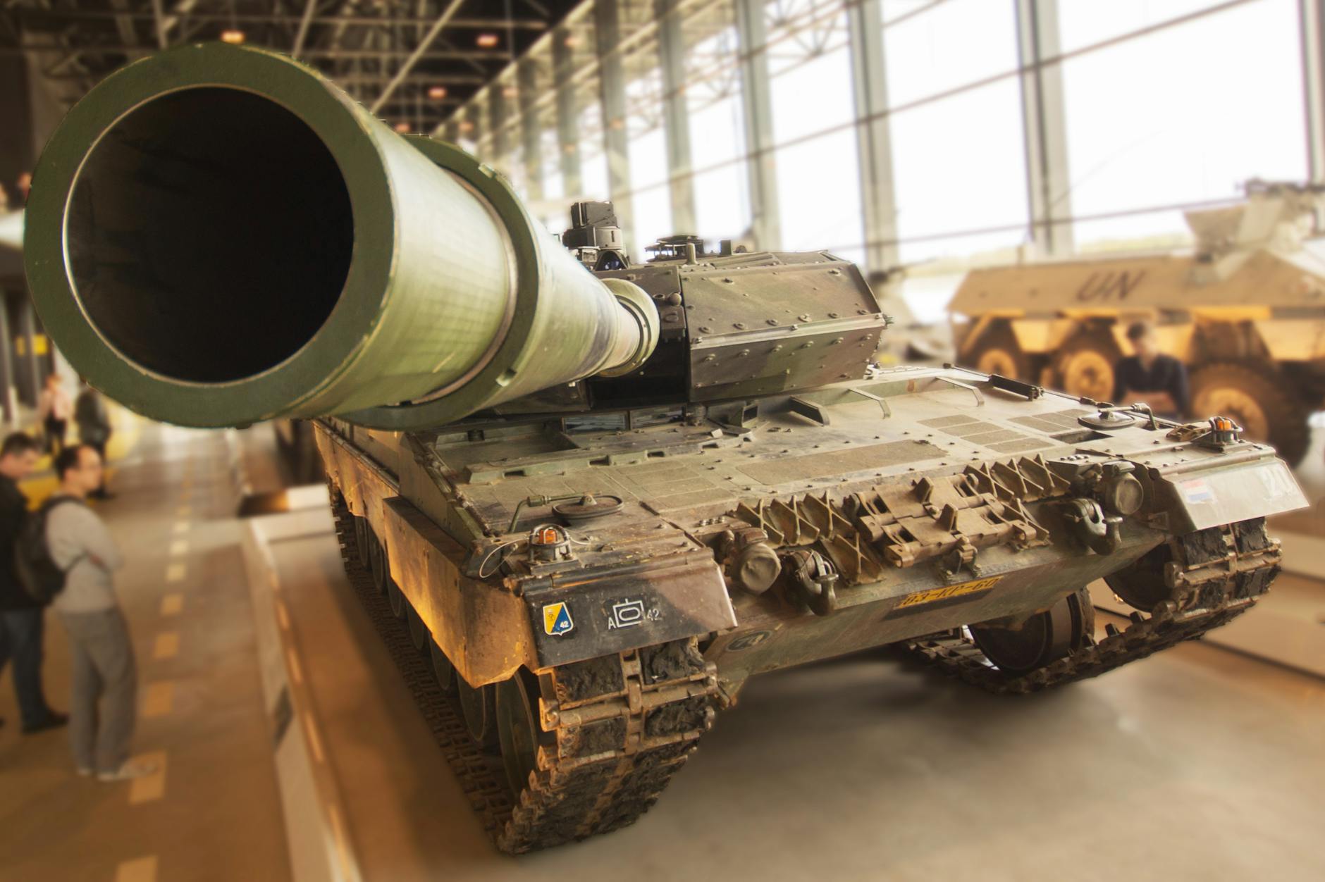 Czołg w muzeum z wyeksponowaną długą lufą działa Czołg w muzeum z wyeksponowaną długą lufą działa