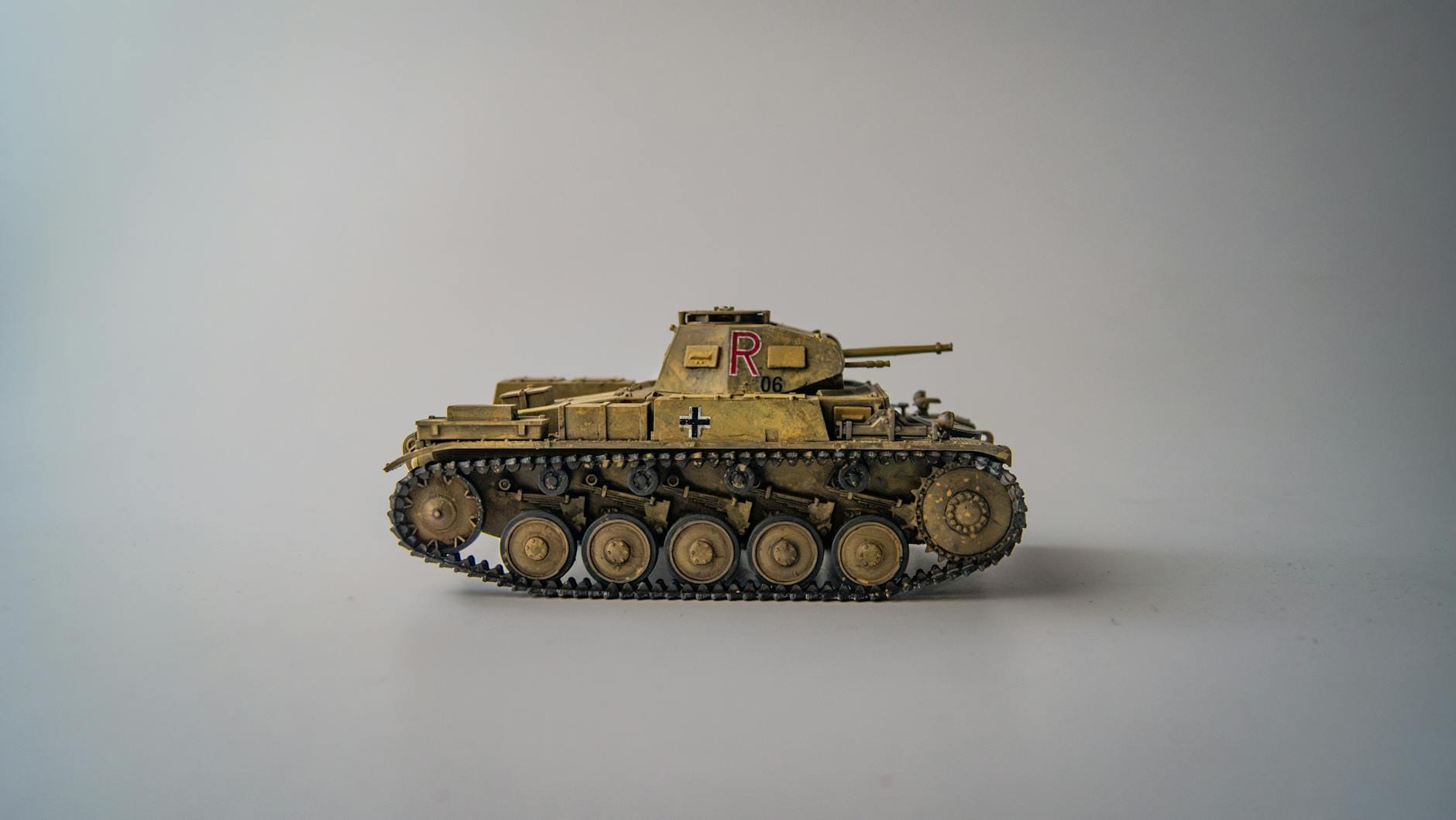 Model niemieckiego czołgu z II wojny światowej na białym tle