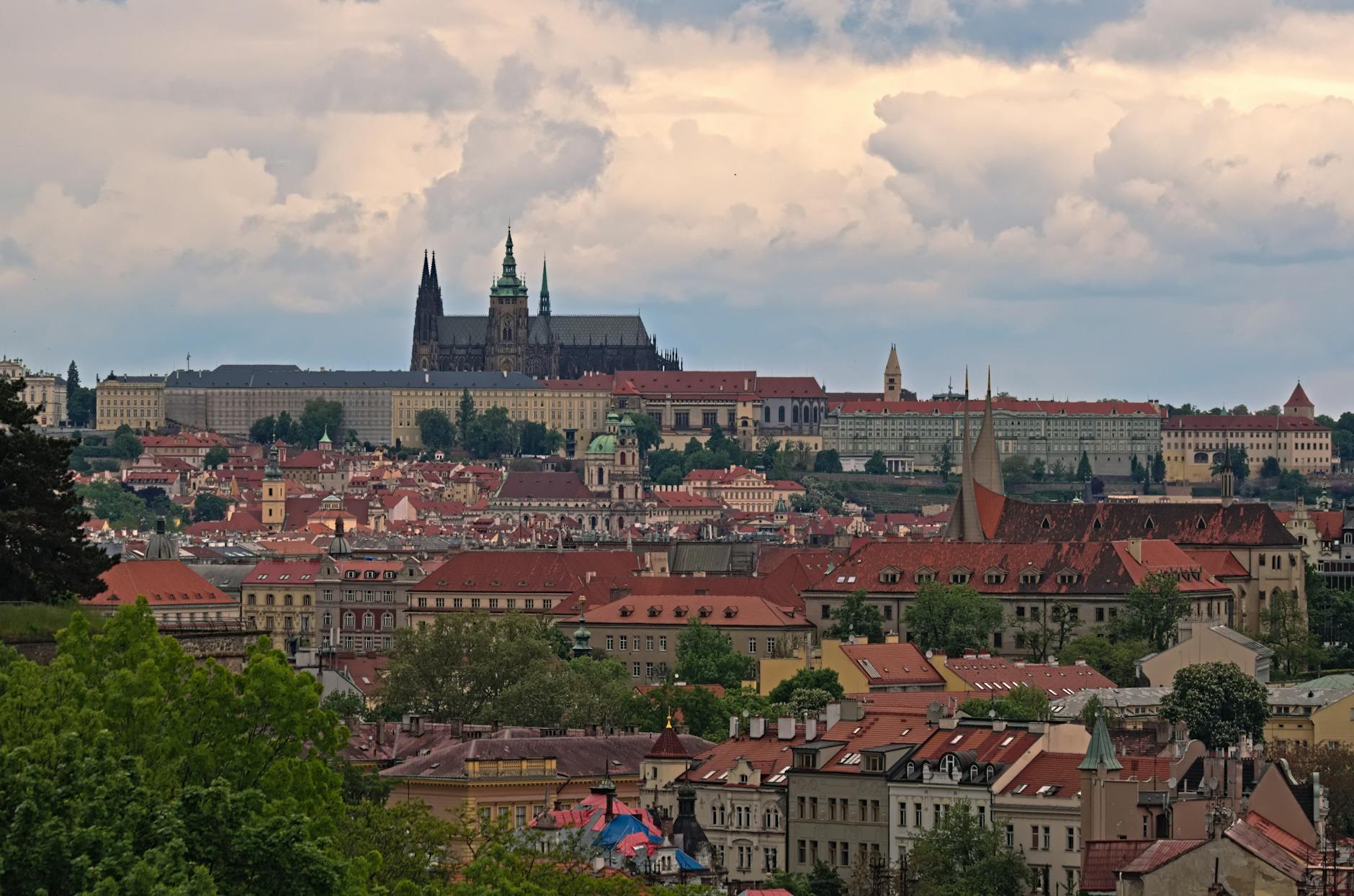 Panorama historycznego centrum Pragi z wieżami pod dramatycznym niebem