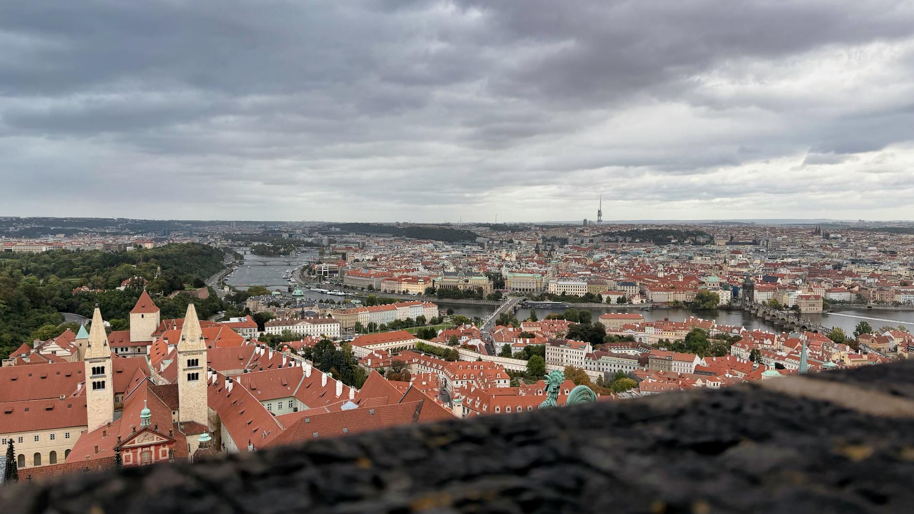 Panorama Pragi z lotu ptaka z Wełtawą i zabytkową zabudową
