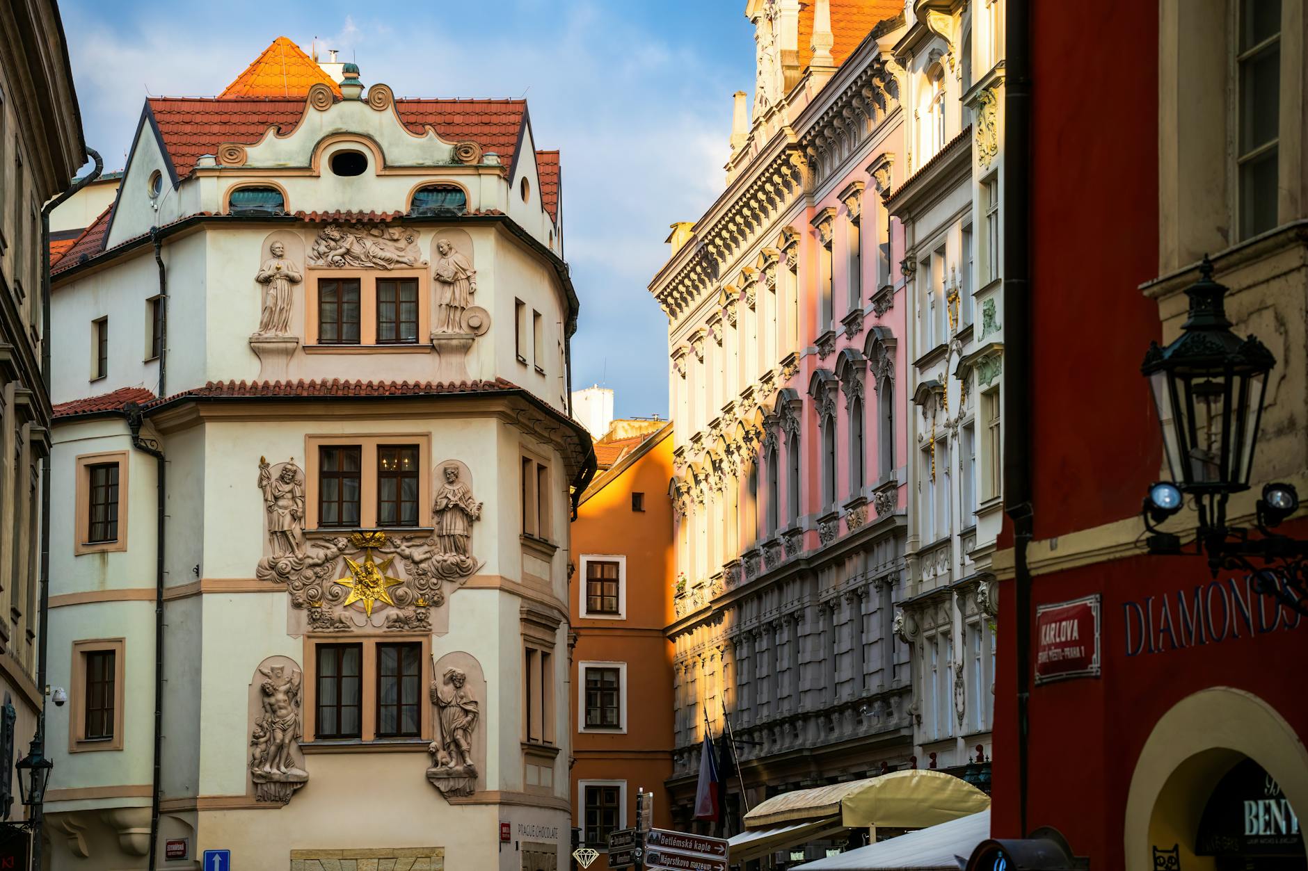 Zabytkowa ulica w centrum Pragi w złotym, popołudniowym słońcu