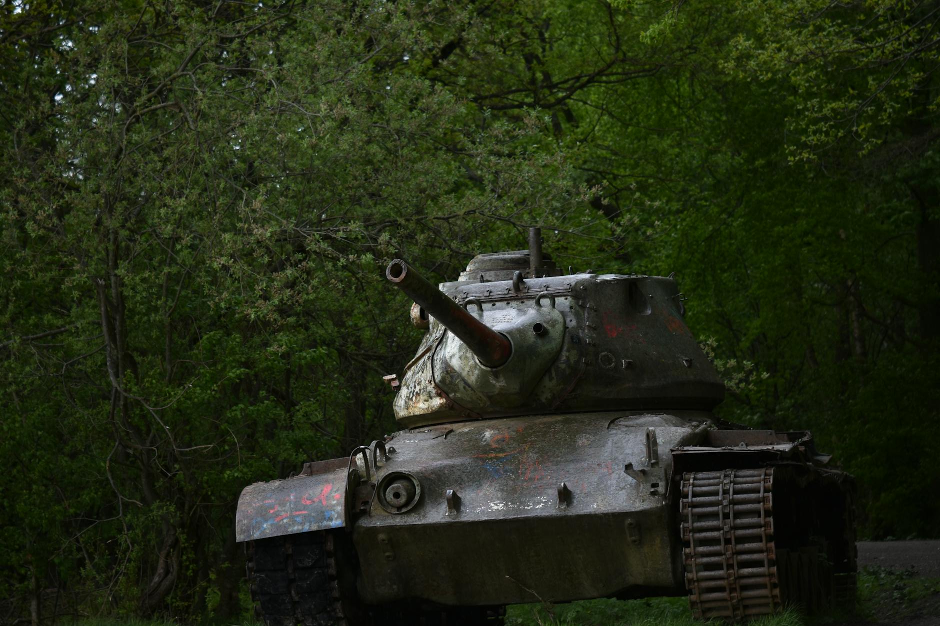 T95/T28: amerykański „żółw” do przełamywania umocnień Zardzewiały amerykański czołg T95/T28 stojący w gęstym lesie