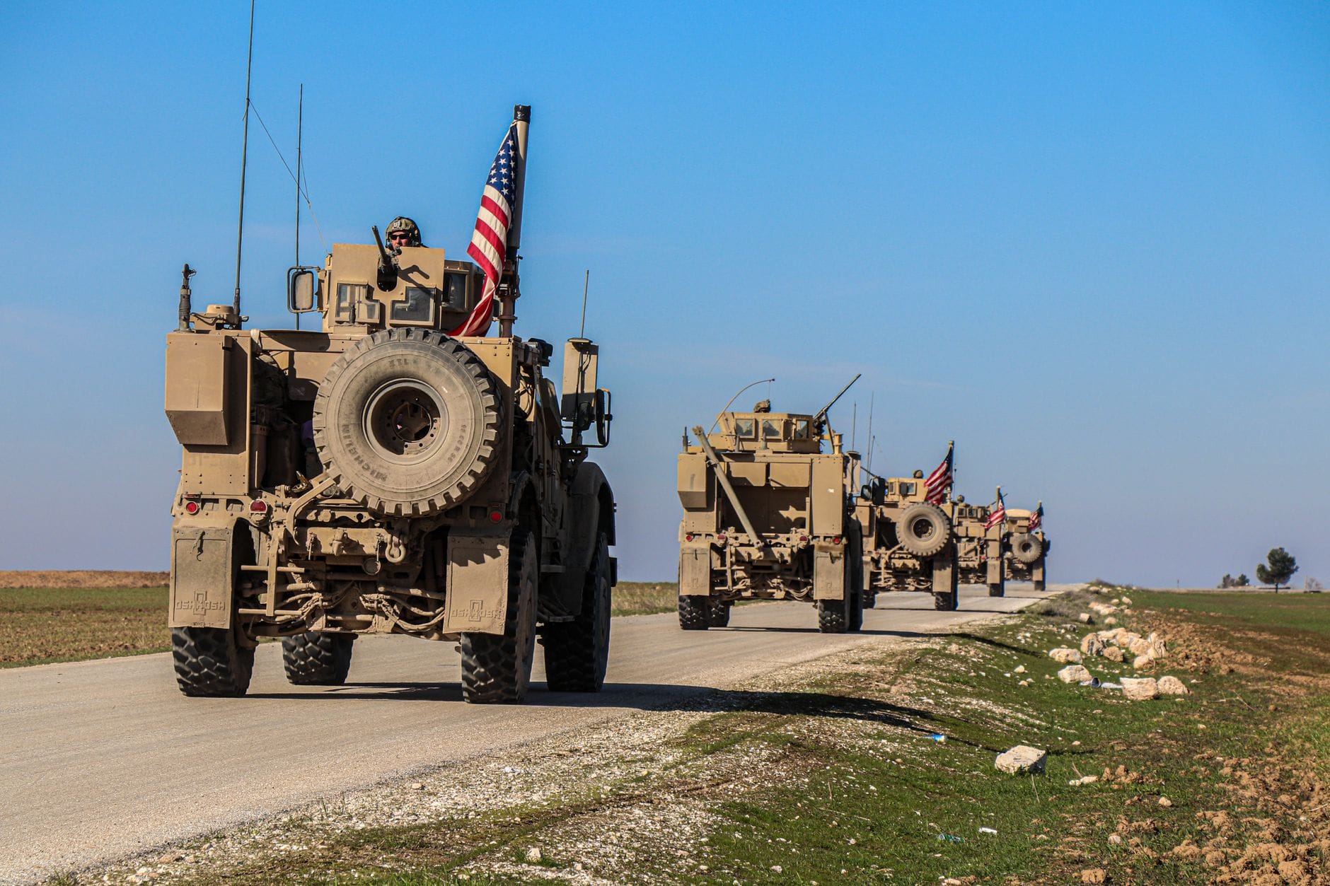 Ameryjski konwój wojskowy jedzie przez wiejskie tereny Syrii Ameryjski konwój wojskowy jedzie przez wiejskie tereny Syrii