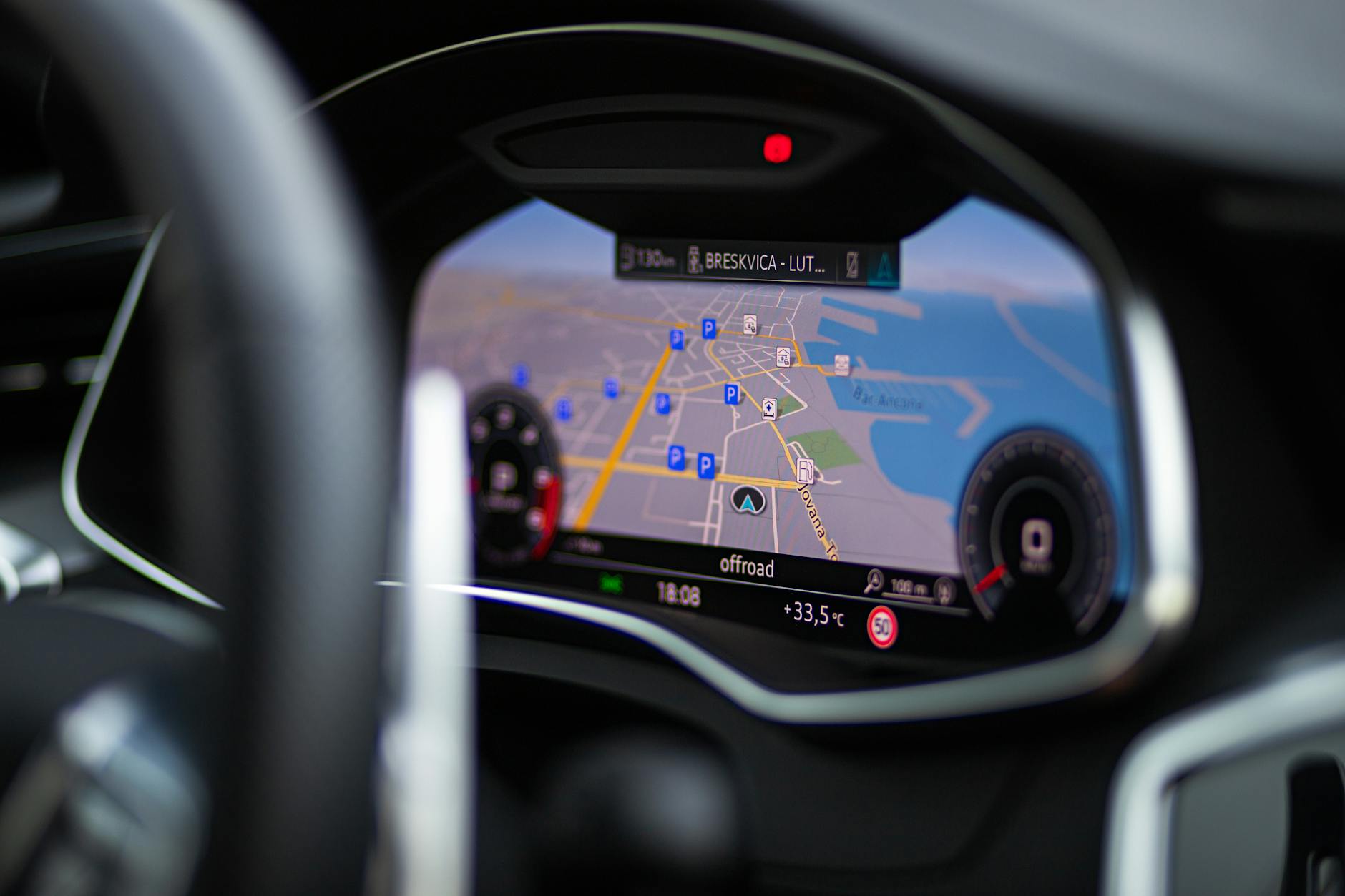 Deska rozdzielcza samochodu z ekranem nawigacji GPS i mapą