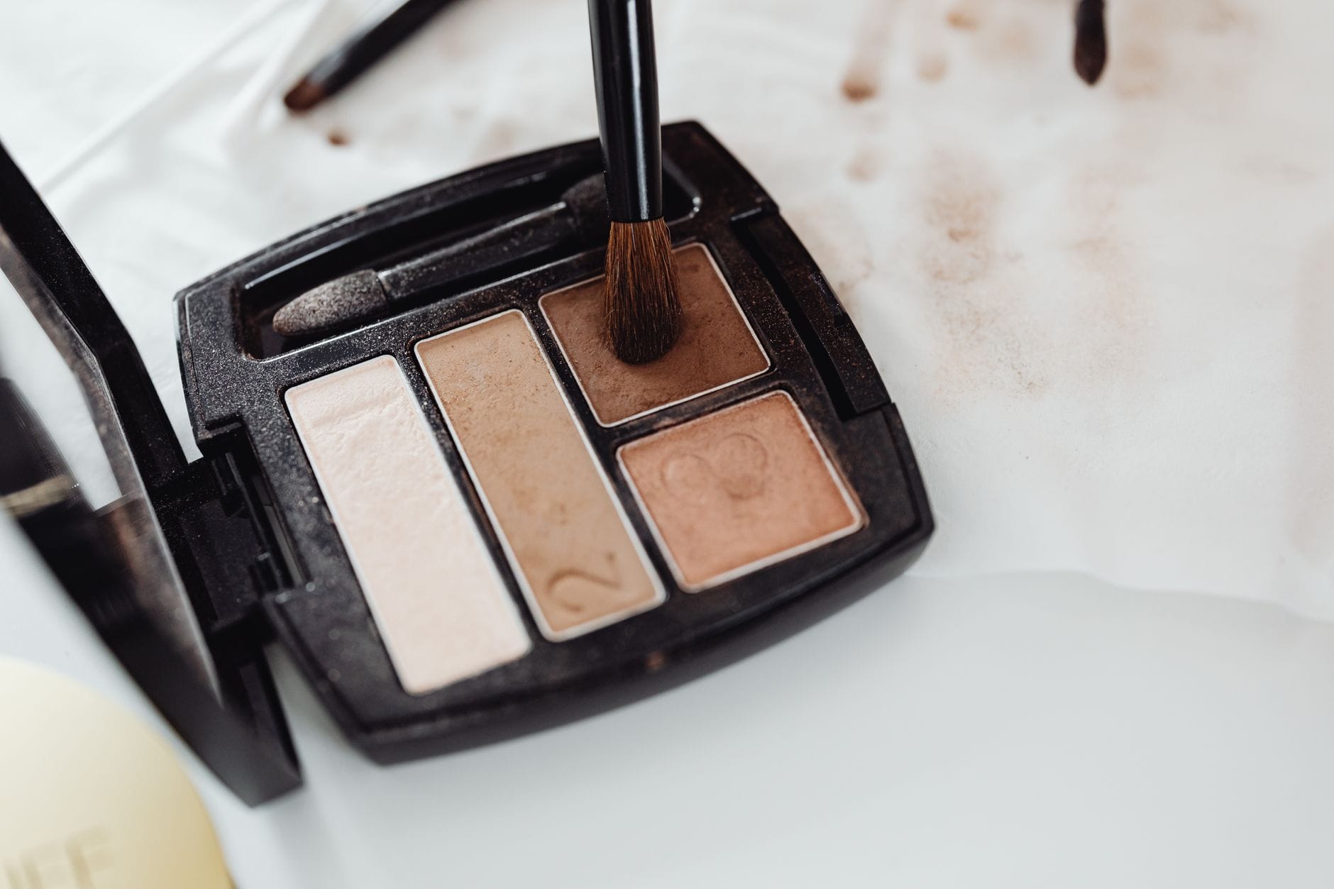 Paleta cieni w neutralnych kolorach z pędzlem do makijażu Paleta cieni w neutralnych kolorach z pędzlem do makijażu