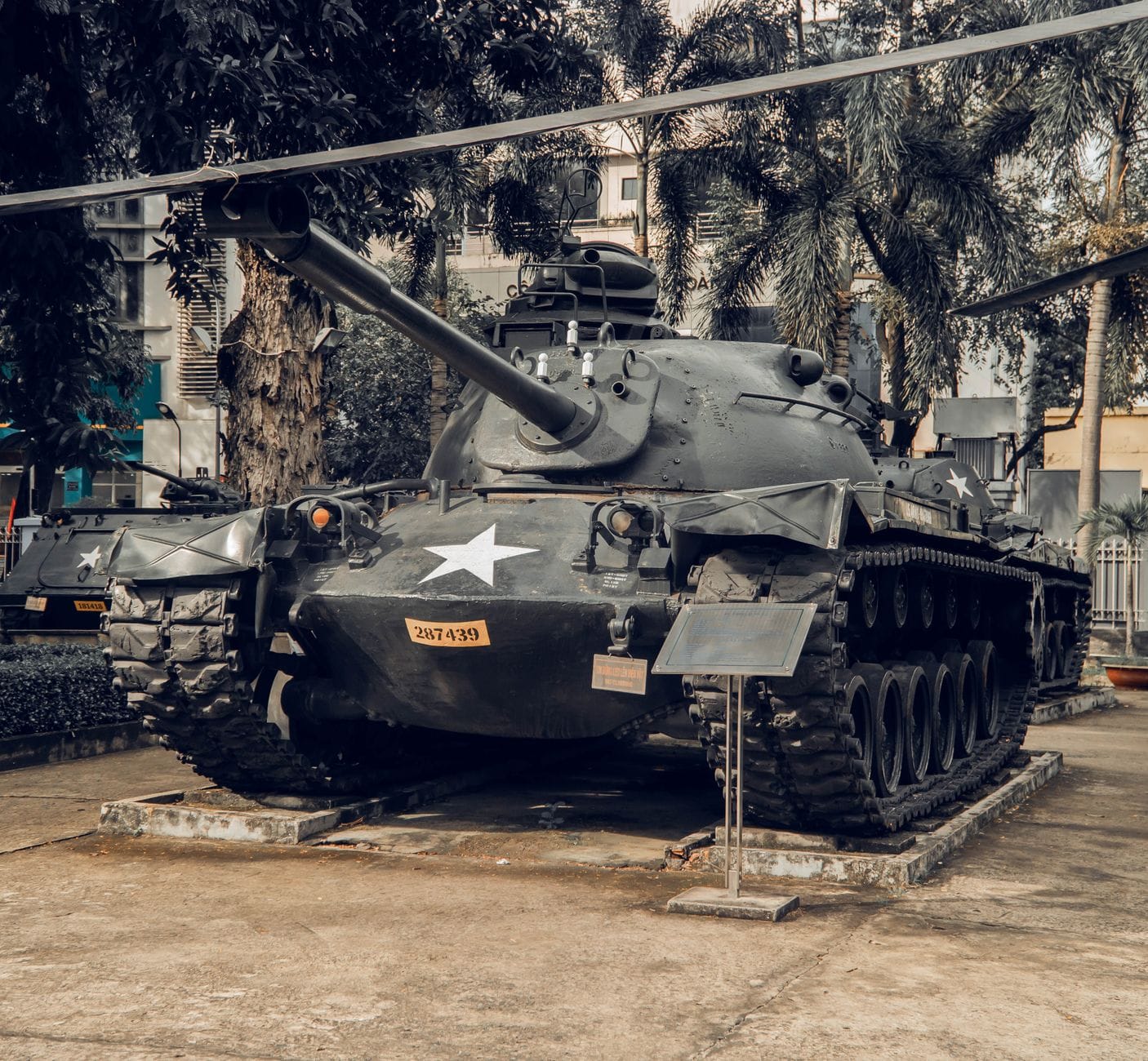 Historyczny czołg Abrams M1 na otwartej ekspozycji muzealnej