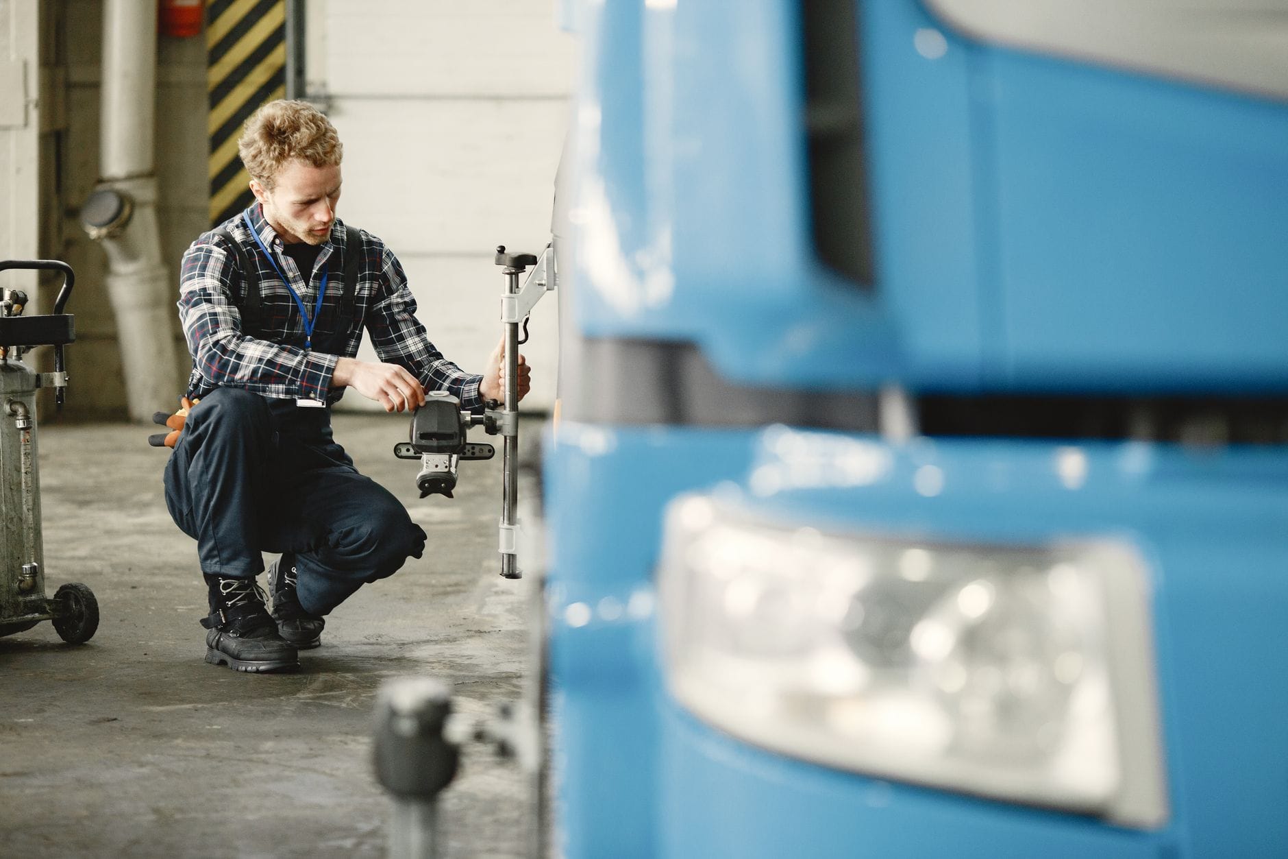 Mechanik ustawia zbieżność kół ciężarówki w warsztacie