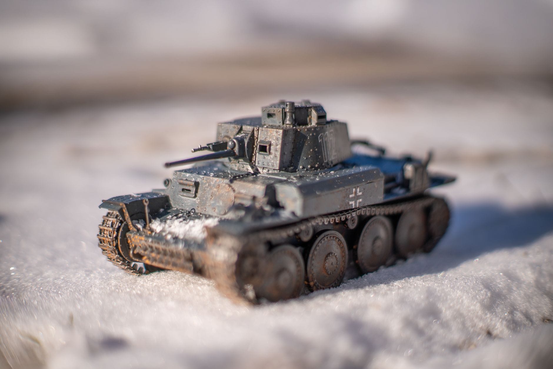 Model czołgu T-34/85 na ośnieżonym terenie z bliska Model czołgu T-34/85 na ośnieżonym terenie z bliska