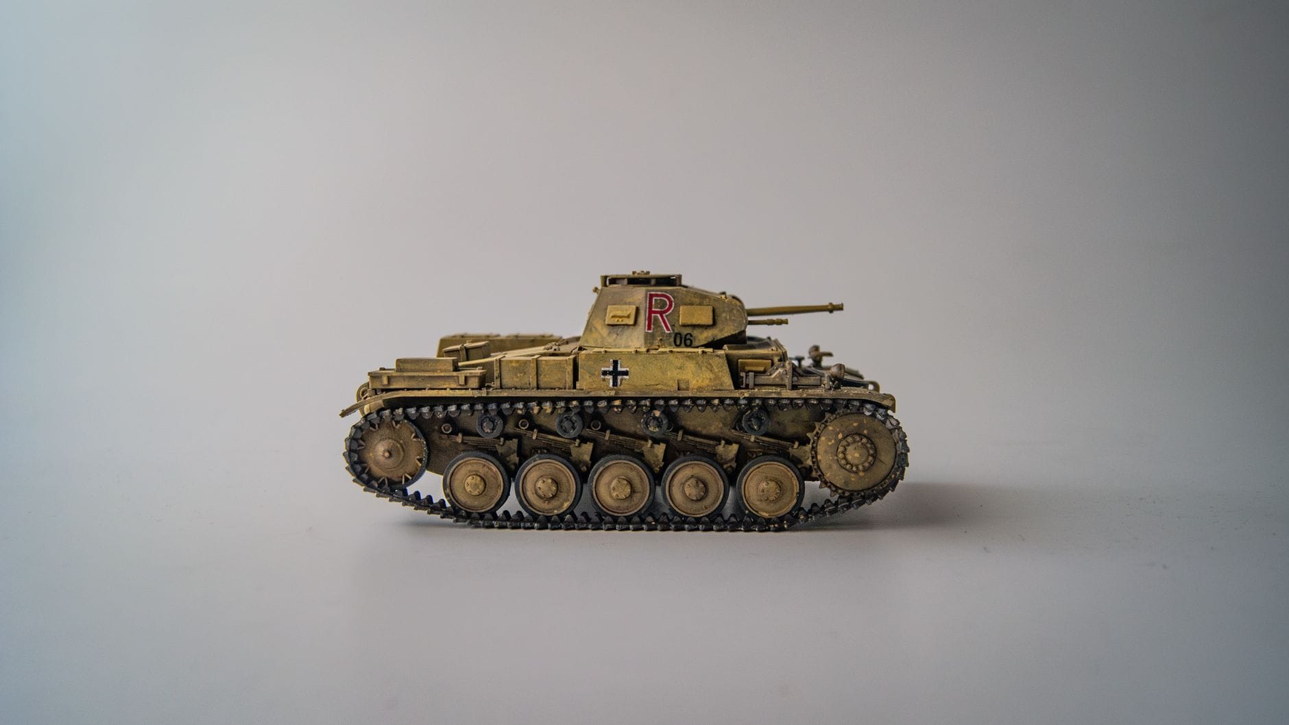 Model niemieckiego czołgu Panzer IV z II wojny na białym tle