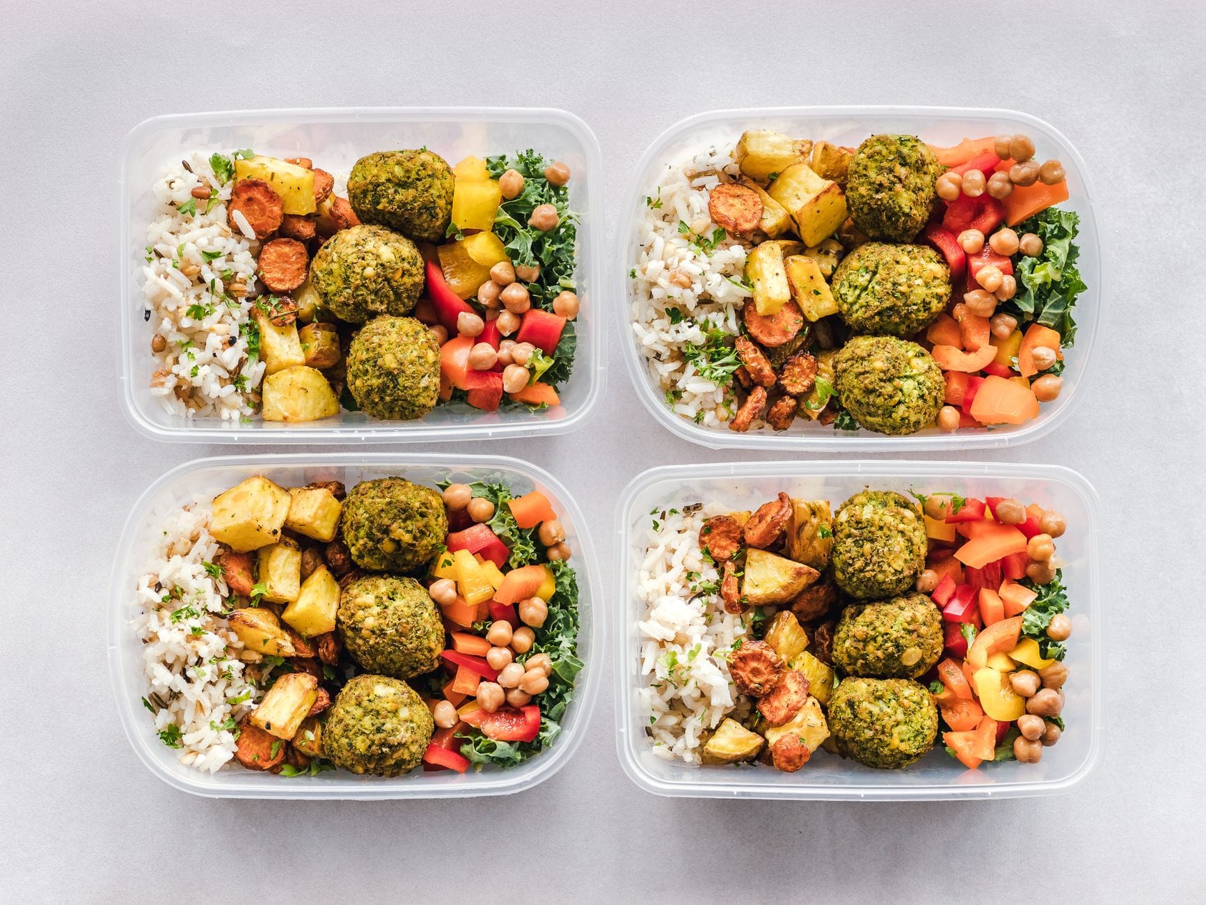 Pojemniki z kolorowym wegetariańskim obiadem: falafel, ciecierzyca i warzywa Pojemniki z kolorowym wegetariańskim obiadem: falafel, ciecierzyca i warzywa