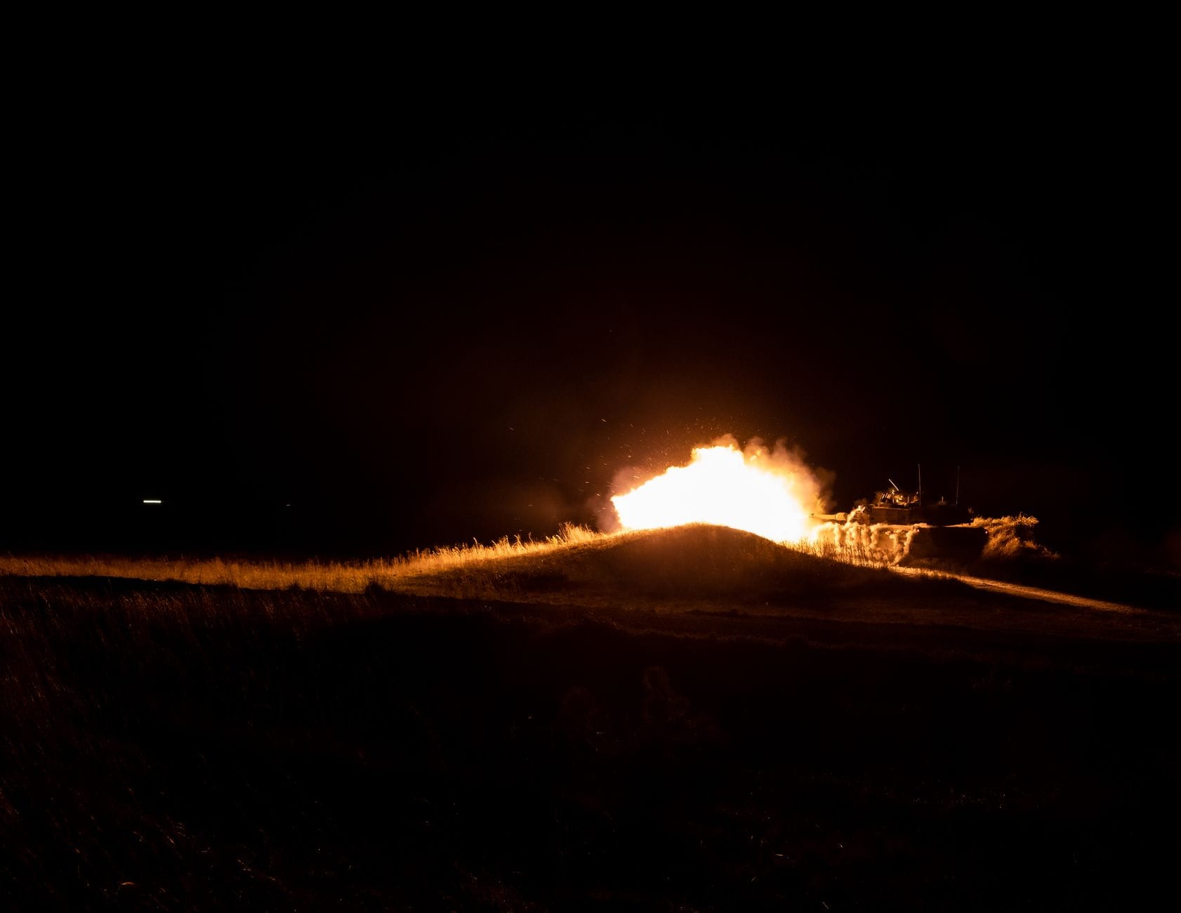Nocna eksplozja ognia podczas ćwiczeń strzelania dalekiego zasięgu