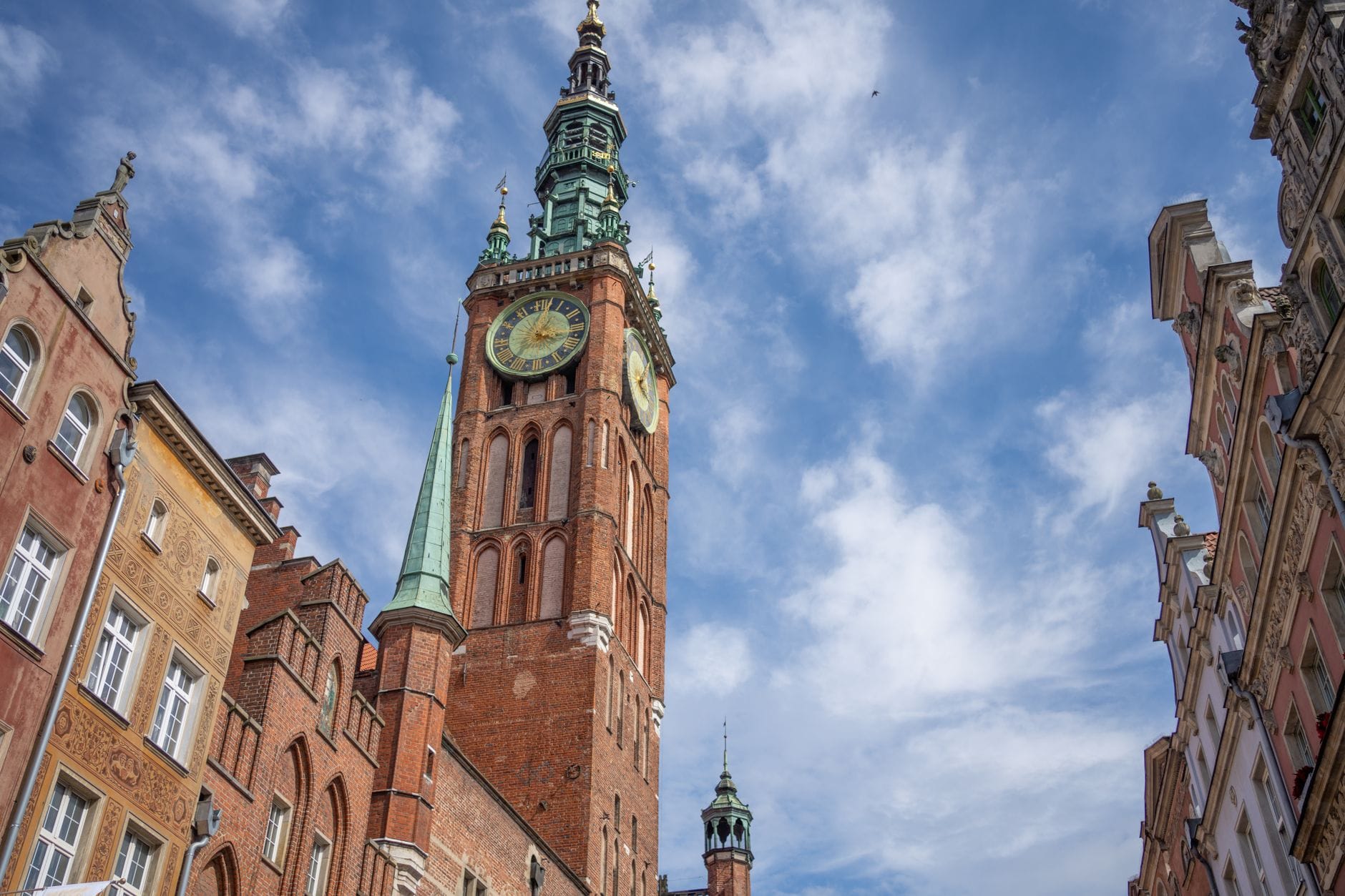 Ratusz Głównego Miasta w Gdańsku w słoneczny dzień z błękitnym niebem