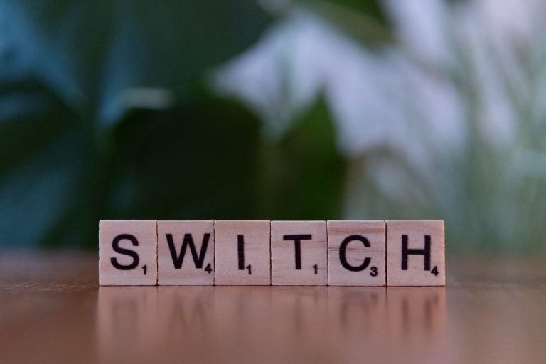 Drewniane płytki z napisem Switch