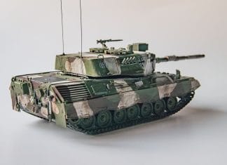 Model czołgu Leopard 2 w kamuflażu z oznaczeniami wojskowymi